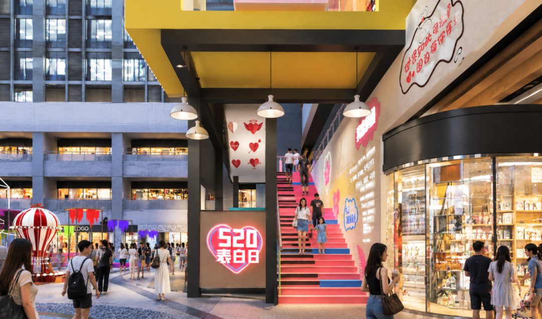 图7 内广场“520 表白日”主题装置