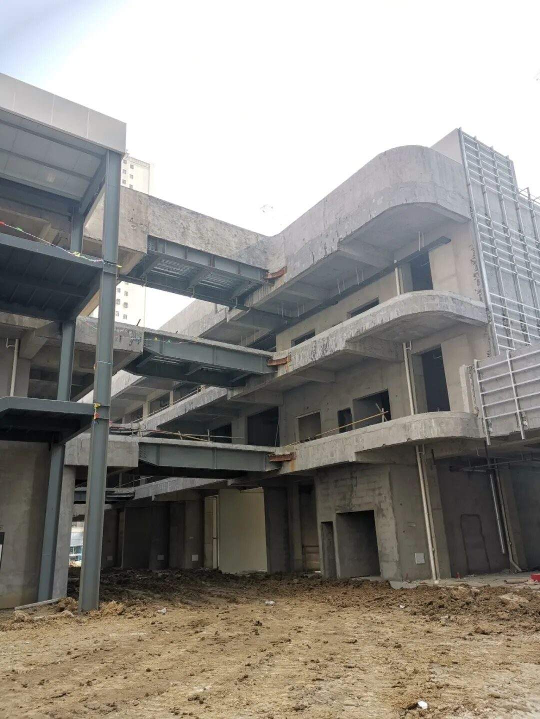 图2 改造施工中的混凝土结构