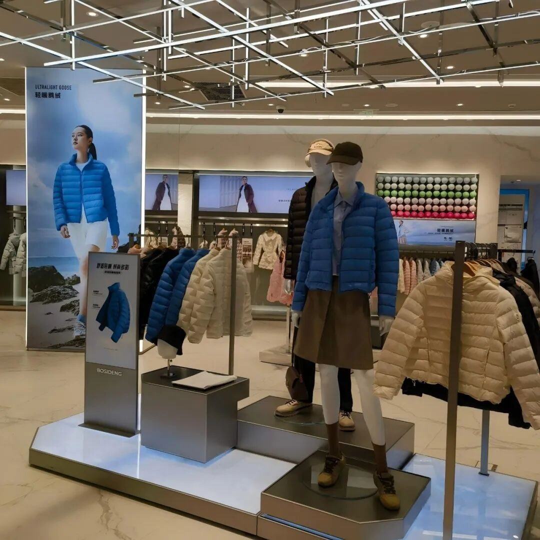 图6 现场照片:环宇城波司登门店形象