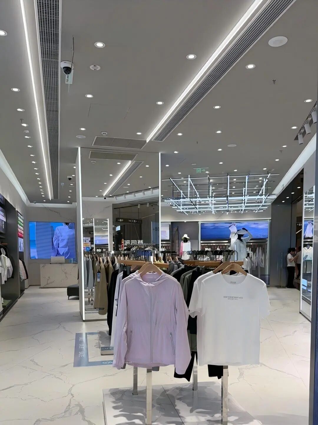 图7 现场照片:店内LED屏与陈列